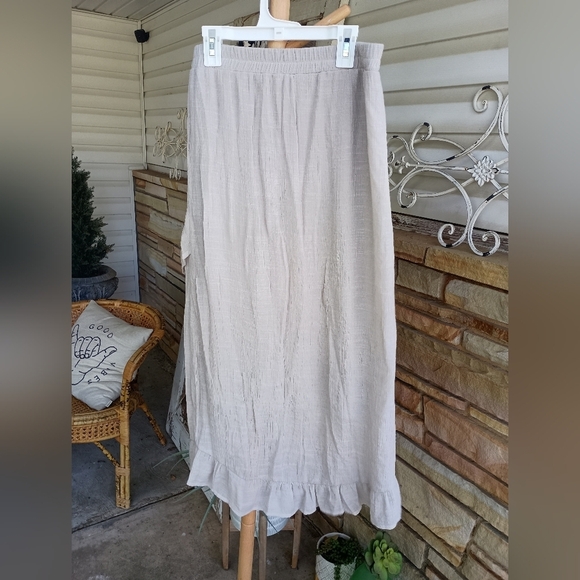 AGB Elegant Cream Ruffle Skirt_Small - Picture 3 of 5